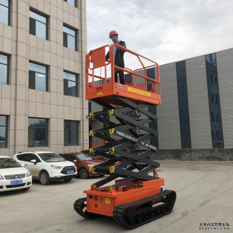 履带式升降机
