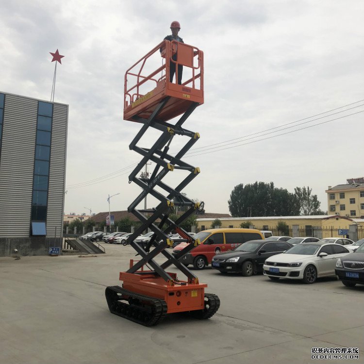 履带式升降机